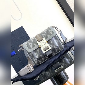 這款 Dior Hit the Road 手袋是二零二三春夏成衣系列新品，将現代