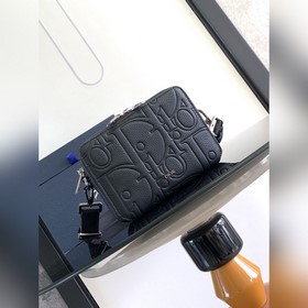 這款拉鍊手拿包搭配肩帶，高雅實用，可收納各種日常用品。Dior Gravity