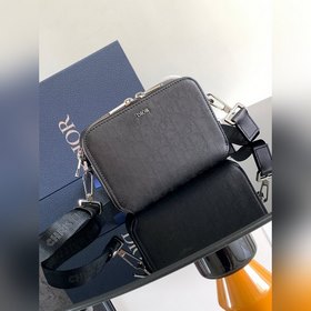 頂級原單配盒 這款手拿信使包高雅實用，可收納各種日常用品。采用迪奧灰CD Dia