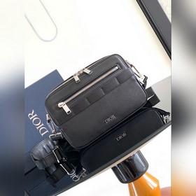 原單配盒子 實拍圖這款 Safari 信使包實用小巧，便于日常攜帶。采用黑色 O