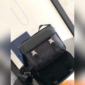 這款 Dior Explorer 信使包從經典設計汲取靈感，融入高訂風格煥新演繹