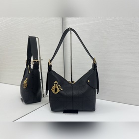 頂級原單這款 Dior Voyage 手袋是二零二六早春成衣系列新品，融合柔軟