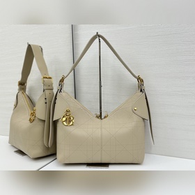 頂級原單這款 Dior Voyage 手袋是二零二六早春成衣系列新品，融合柔軟