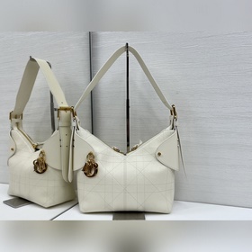 頂級原單這款 Dior Voyage 手袋是二零二六早春成衣系列新品，融合柔軟