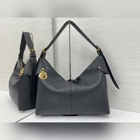 頂級原單這款 Dior Voyage 手袋是二零二六早春成衣系列新品，融合柔軟
