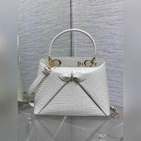 Dior2026最新蝴蝶結手提包，把 蝴蝶結 焊在系列裡.蝴蝶結也不再是小女生的