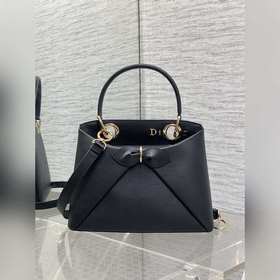 Dior2026最新蝴蝶結手提包，把 蝴蝶結 焊在系列裡.蝴蝶結也不再是小女生的