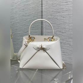 Dior2026最新蝴蝶結手提包，把 蝴蝶結 焊在系列裡.蝴蝶結也不再是小女生的