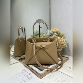 頂級原單 Dior 2026 春夏新品#蝴蝶結手提包 杏色 新設計的輪廓與造型，