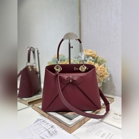 頂級原單 Dior 2026 春夏新品#蝴蝶結手提包 酒紅色 新設計的輪廓與造型