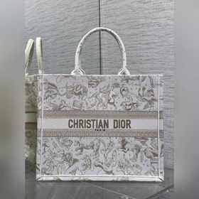 Dior聖誕限定Book Tote手袋，白金配色+金色刺繡，奢華優雅感拉滿，厚實