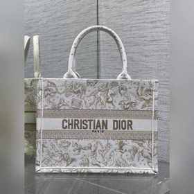 Dior聖誕限定Book Tote手袋，白金配色+金色刺繡，奢華優雅感拉滿，厚實