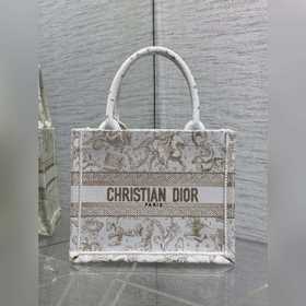 Dior聖誕限定Book Tote手袋，白金配色+金色刺繡，奢華優雅感拉滿，厚實