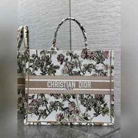 Dior Book Tote大號托特包，花卉刺繡設計超美，帆布材質輕便耐用，容量