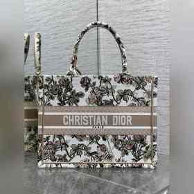 Dior Book Tote中號托特包，花卉刺繡設計超美，帆布材質輕便耐用，容量
