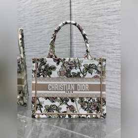 Dior Book Tote小號托特包，花卉刺繡設計超美，帆布材質輕便耐用，容量
