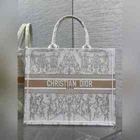 Dior聖誕限定Book Tote手袋，白金配色+金色刺繡，奢華優雅感拉滿，厚實