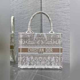 Dior聖誕限定Book Tote手袋，白金配色+金色刺繡，奢華優雅感拉滿，厚實