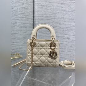 Classic Lady戴妃包，人手一個必備的三格小包 。迷人優雅又氣場十足 ，