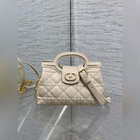 淺米色 Jolie ToHandle 迷你鍊條包，對這種精緻小包完全沒有抵抗力