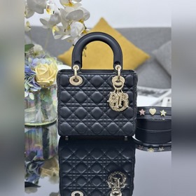 頂級原單 Lady Dior My 新款四格羊皮镂空扣，内裡配羊筋，配三枚最新
