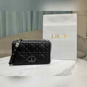 頂級原單中號[大藤格]黑色 銀扣 這款Soft Dior Caro 手袋是二零二