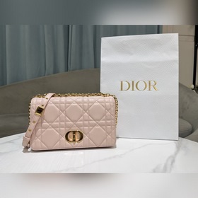 頂級原單中號[大藤格]粉色 這款Soft Dior Caro 手袋是二零二五秋季