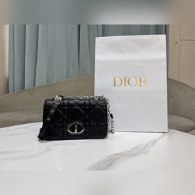 頂級原單小號[大藤格]黑色 銀扣 這款 Soft Dior Caro 手袋是二零