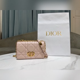 頂級原單小號[大藤格]粉色 這款 Soft Dior Caro 手袋是二零二五秋