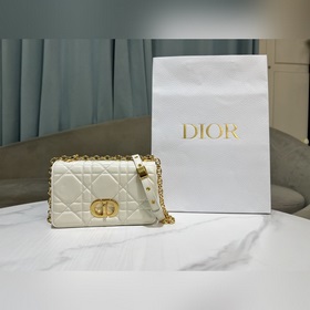 頂級原單小號 [大藤格]白色 這款 Soft Dior Caro 手袋是二零二五