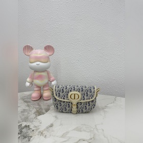 頂級原單6714牛仔蘭布 這款 Dior Bobby East-West手袋是二