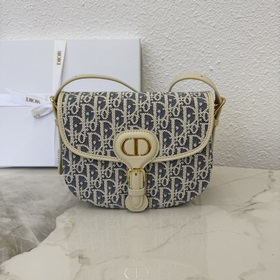 頂級原單這款 Dior Bobby 手袋是二零二五早春系列新品，以高雅線條和勻稱