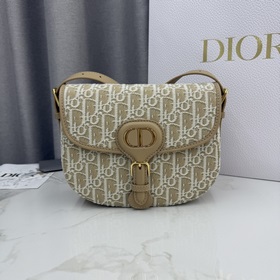 頂級原單這款 Dior Bobby 手袋是二零二五早春系列新品，以高雅線條和勻稱