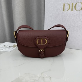 頂級原單這款 Dior Bobby East-West手袋是二零二五早春系列新品