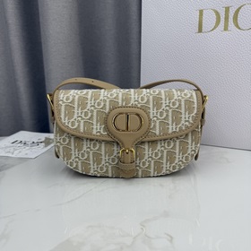 頂級原單這款 Dior Bobby East-West手袋是二零二五早春系列新品