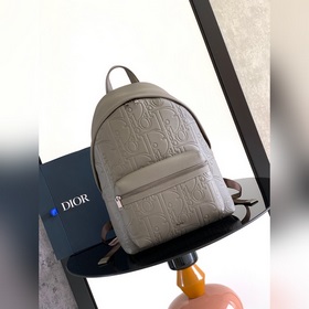 這款 Rider 2.0 拉鍊雙肩背包為 Dior 的經典單品推出全新版本。Di