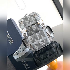 這款 Dior Hit the Road 迷你背包是二零二四春季男裝系列新品，将