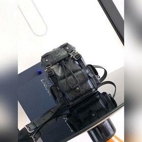這款 Dior Hit the Road 迷你背包是二零二四春季男裝系列新品，将