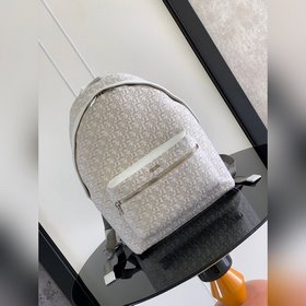 (官網最新版本)頂級原單 這款 Rider 雙肩背包輪廓簡約，經典的學院款式洋溢