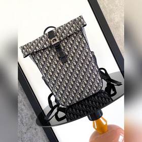 這款 Dior 8 卷頂雙肩背包是二零二五春季男裝系列新品，時尚且實用。采用黑色