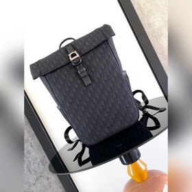 這款 Dior 8 卷頂雙肩背包是二零二五春季男裝系列新品，時尚且實用。采用黑色