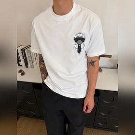 芬迪2026春夏新款短袖來啦！胸前貼布老佛爺印花超有辨識度，經典icon碰撞潮酷
