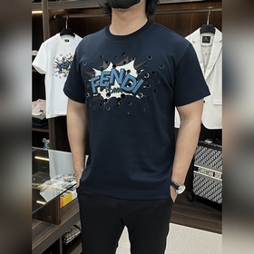 Fendi 芬迪 FD新款标準版型短袖圓領T恤。 純棉材質。正面繡有定制的撞色