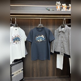 Fendi 芬迪 FD新款标準版型短袖圓領T恤。 純棉材質。正面繡有定制的撞色