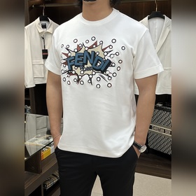 Fendi 芬迪 FD新款标準版型短袖圓領T恤。 純棉材質。正面繡有定制的撞色