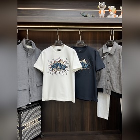Fendi 芬迪 FD新款标準版型短袖圓領T恤。 純棉材質。正面繡有定制的撞色
