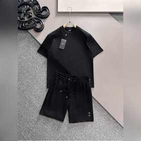 芬迪 2026春夏最新款，男女同款，經典設計短袖T恤短褲套裝，定制純棉面料，手感