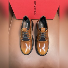 FERRAGAMO]新款德比鞋以大膽比例和豐富紋理诠釋都市優雅風範。燕尾式鞋頭