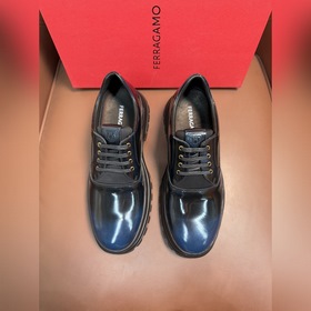 FERRAGAMO]新款德比鞋以大膽比例和豐富紋理诠釋都市優雅風範。燕尾式鞋頭