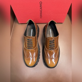 FERRAGAMO]新款德比鞋以大膽比例和豐富紋理诠釋都市優雅風範。燕尾式鞋頭